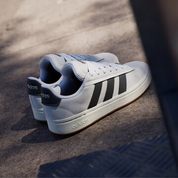 ADIDAS SPORTSWEAR - Sapatilhas baixas 'Grand Court Alpha 00s' em branco