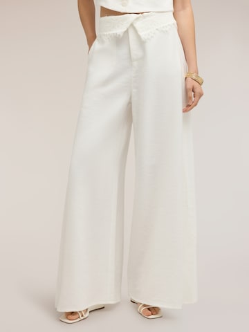 Wide leg Pantaloni di MOTIVI in bianco