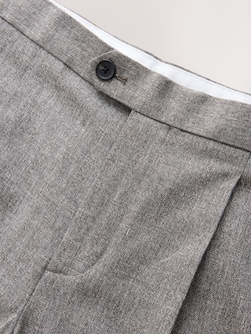Next - regular Pantalón plisado en gris