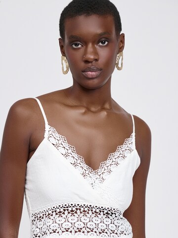 balta Influencer Suknelė