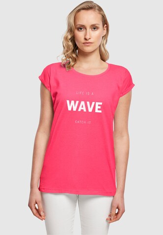 Merchcode T-Shirt 'Summer - Life Is A Wave' in Pink: Vorderseite