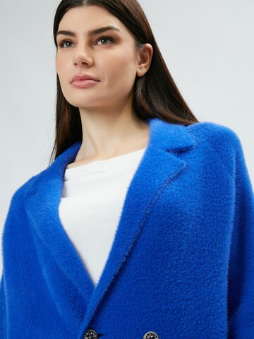 Cappotto di mezza stagione 'Fluffy' di Influencer in blu