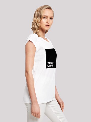 T-shirt 'Self Care' F4NT4STIC en blanc