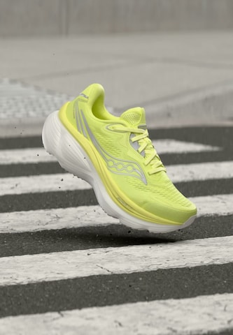 Chaussure de course saucony en jaune