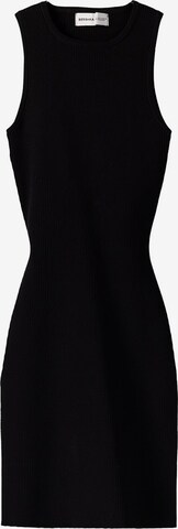 Rochie de la Bershka pe negru: față