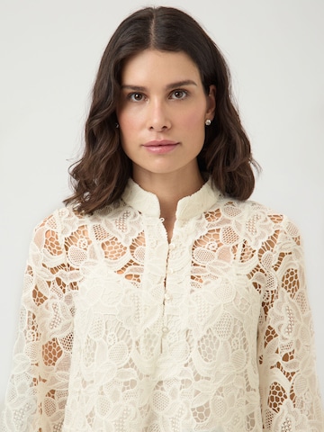 Robe de cocktail YAS en blanc