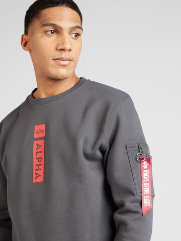 ALPHA INDUSTRIES - Sweatshirt em cinzento