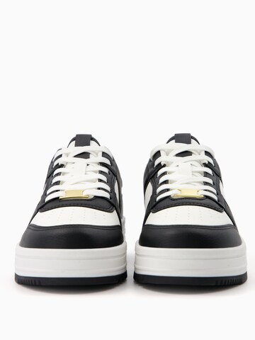 Sneaker low de la Bershka pe negru