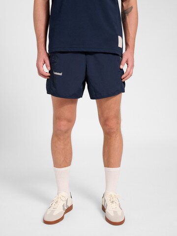Hummel Loosefit Shorts in Blau: Vorderseite
