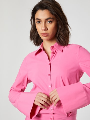 RÆRE by Lorena Rae - Vestidos camiseiros 'Naomi' em rosa