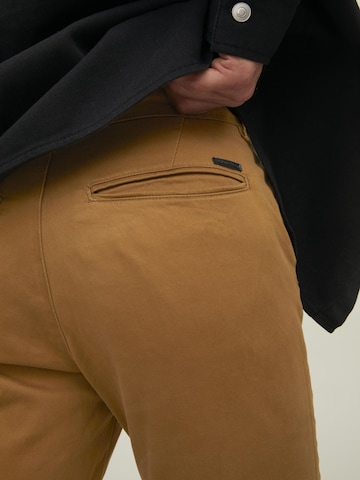 Coupe slim Pantalon chino 'Marco Bowie' JACK & JONES en marron