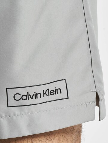 Calvin Klein Swimwear Badeshorts in Grau