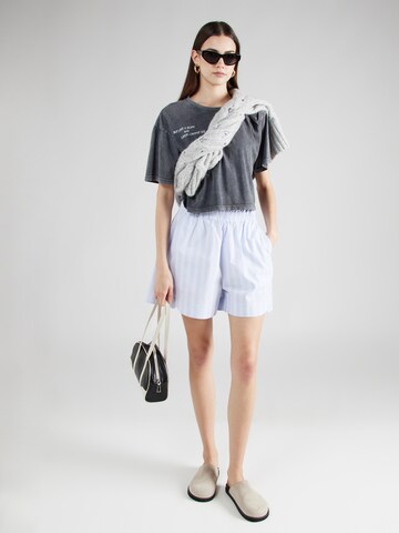 T-shirt Trendyol en gris