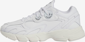 ADIDAS ORIGINALS حذاء رياضي بلا رقبة 'Astir' بـ أبيض: الأمام