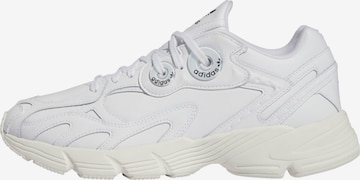 Baskets basses 'Astir' ADIDAS ORIGINALS en blanc : devant