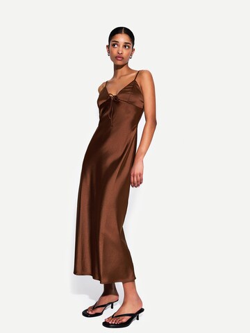 Bershka Kleid in Braun: Vorderseite