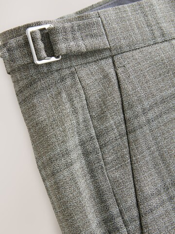 regular Pantaloni con piega frontale di Next in grigio