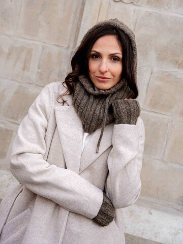 LOEVENICH Full Finger Gloves in Green: front