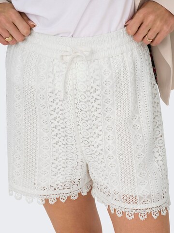 ONLY Regular Shorts in Weiß