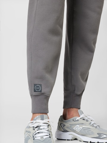 Abercrombie & Fitch Tapered Broek in Grijs