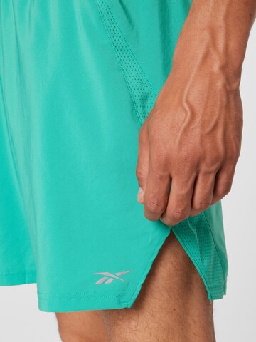 Reebok Slimfit Sportshorts in Blau