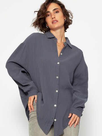 SASSYCLASSY Blouse 'kürzere Variante' in Grey: front