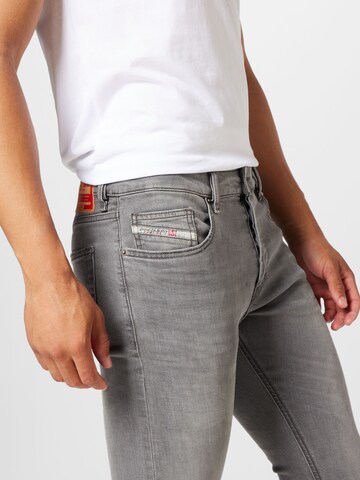 DIESEL Slimfit Jeans 'LUSTER' in Grijs