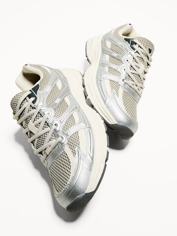 Sneaker bassa di Bershka in argento
