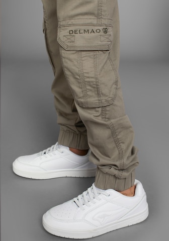 DELMAO Regular Pants in Green