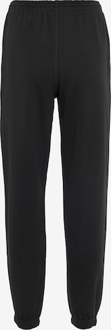 Reebok - Tapered Pantalón deportivo en negro: frente