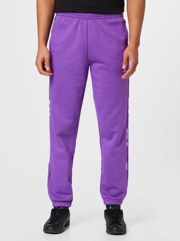ADIDAS ORIGINALS Zwężany krój Spodnie 'Graphics Camo Sweat' w kolorze fioletowy: przód