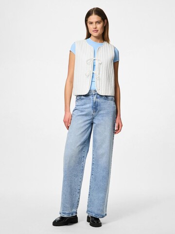 Gilet 'PCMastina' PIECES en blanc