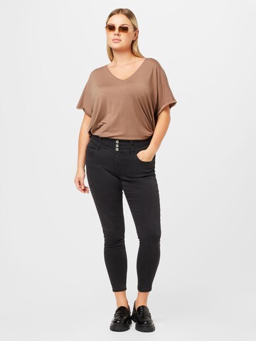 Vero Moda Curve - Camiseta 'AYA' en marrón