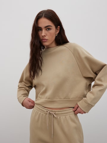 EDITED Sweatshirt 'Aura' i beige: forside