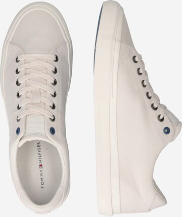 TOMMY HILFIGER Sneaker in Weiß