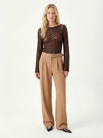 Wide leg Pantaloni di Happiness İstanbul in bianco