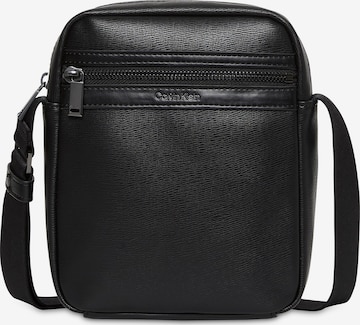 juoda Calvin Klein Rankinė su ilgu dirželiu: priekis