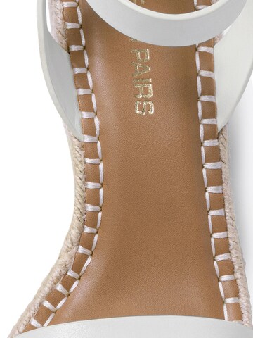 Dream Pairs Sandals in White
