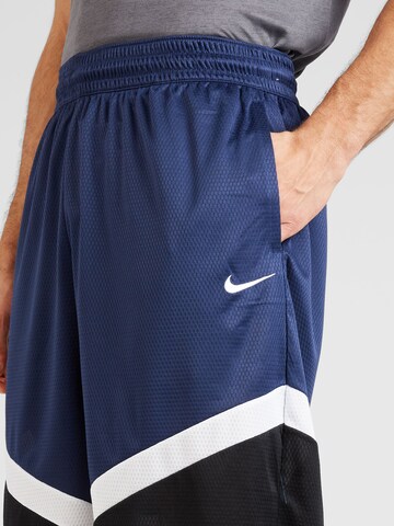 NIKE Regular Sportshorts in Blau