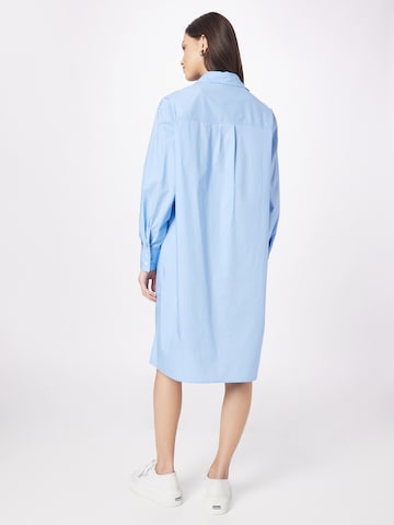 Gina Tricot Košilové šaty 'Leaf' – modrá