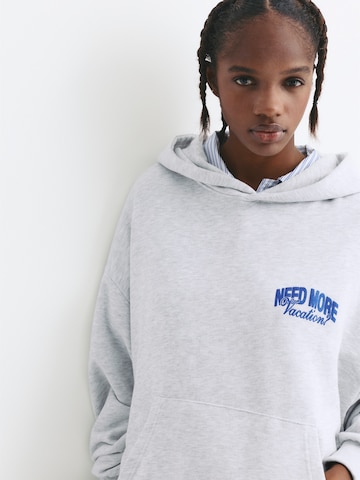 Pull&Bear Суичър 'PACIFIC VACATIONS' в сиво