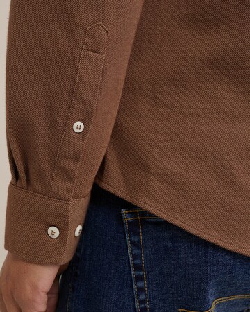 WE Fashion Slim fit Overhemd in Bruin