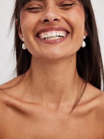 NA-KD Earrings in White: front