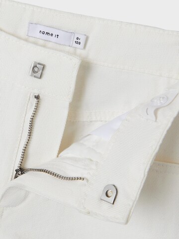 Regular Pantaloni 'ROSE' de la NAME IT pe alb