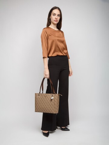 GUESS Handtasche 'Noelle'‌‌‌‌ in Braun: Vorderseite