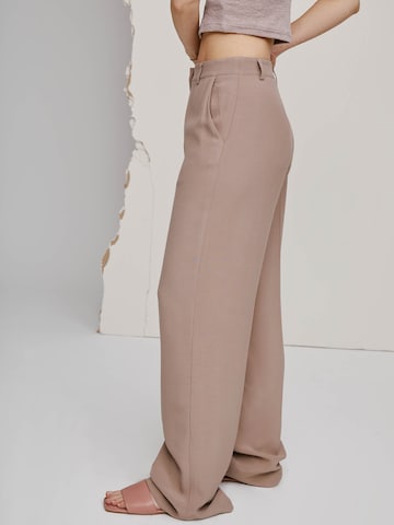 A LOT LESS Wide leg Pleated Pants 'Daliah' in Brown