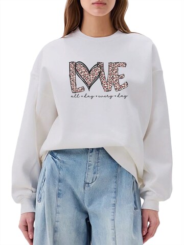 GORHEY Sweatshirt 'Women's Pullover with Leopard Print Heart, Loose Fleece Pullover for Autumn/Winter' in Wit: voorkant
