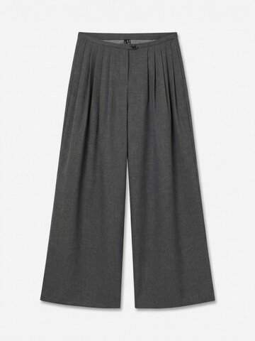 VERO MODA Wide leg Pleat-Front Pants in Grey: front