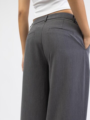 BROKE + SCHÖN Loose fit Pleat-Front Pants in Grey