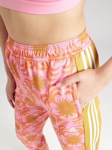 ADIDAS SPORTSWEAR Slimfit Spodnie sportowe 'Farm Tiro' w kolorze różowy